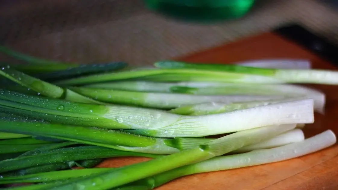 Зелена цибуля в раціоні: користь, калорійність і застереження