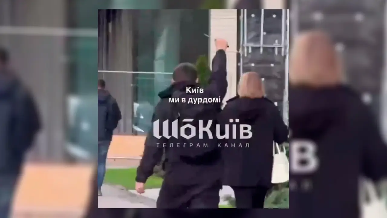 Жах у Києві! Чоловік із ножем ішов просто на візочок із дитиною: очевидиця зняла відео