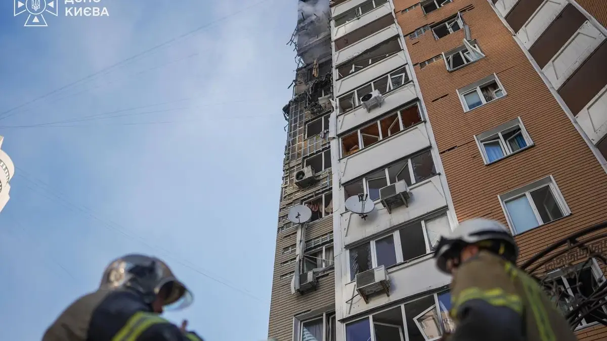 Жах у Києві! Російський дрон влучив у 24-поверхівку: 6 постраждалих, серед них вагітна. ФОТО