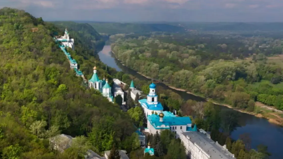 Жах у Святогірській лаврі! Чоловік із ножем убив монаха та поранив ще двох людей. Як відреагує влада?