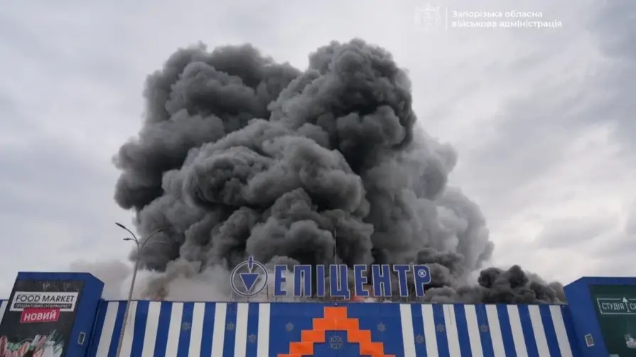 Знову у Запоріжжі! РФ вдарила дроном по «Епіцентру»: 4 поранених, пожежа охопила 2000 м². ФОТО