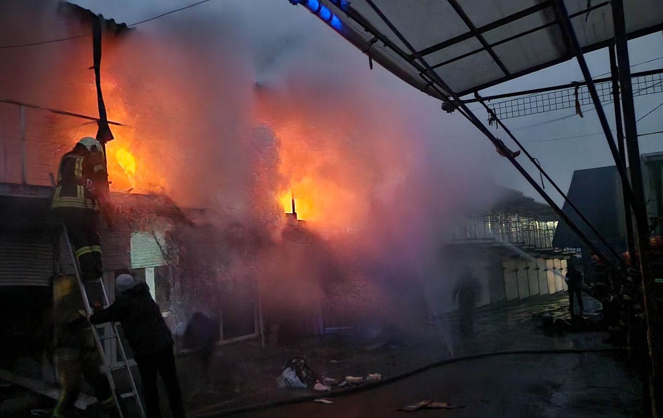 На одеському ринку «7-й кілометр» спалахнула масштабна пожежа