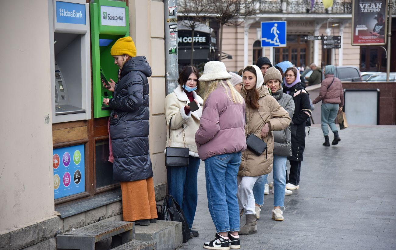 Приватбанк та Ощадбанк оновили курси валют.
