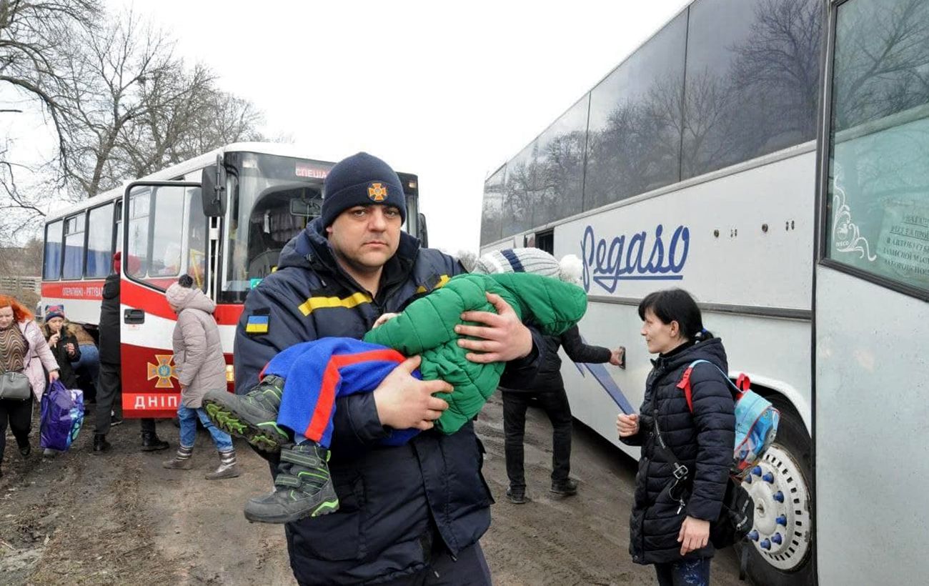 Поліція зможе евакуювати дітей із зон обстрілів без згоди батьків: що передбачає новий закон