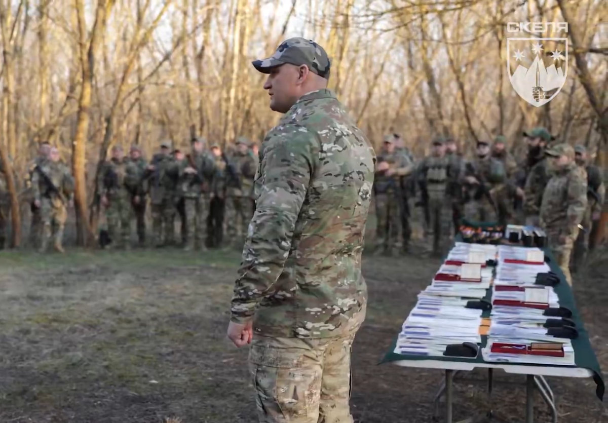 Бійців «Скелі» відзначили на передовій: командир 425-го полку вручив нагороди та шеврони