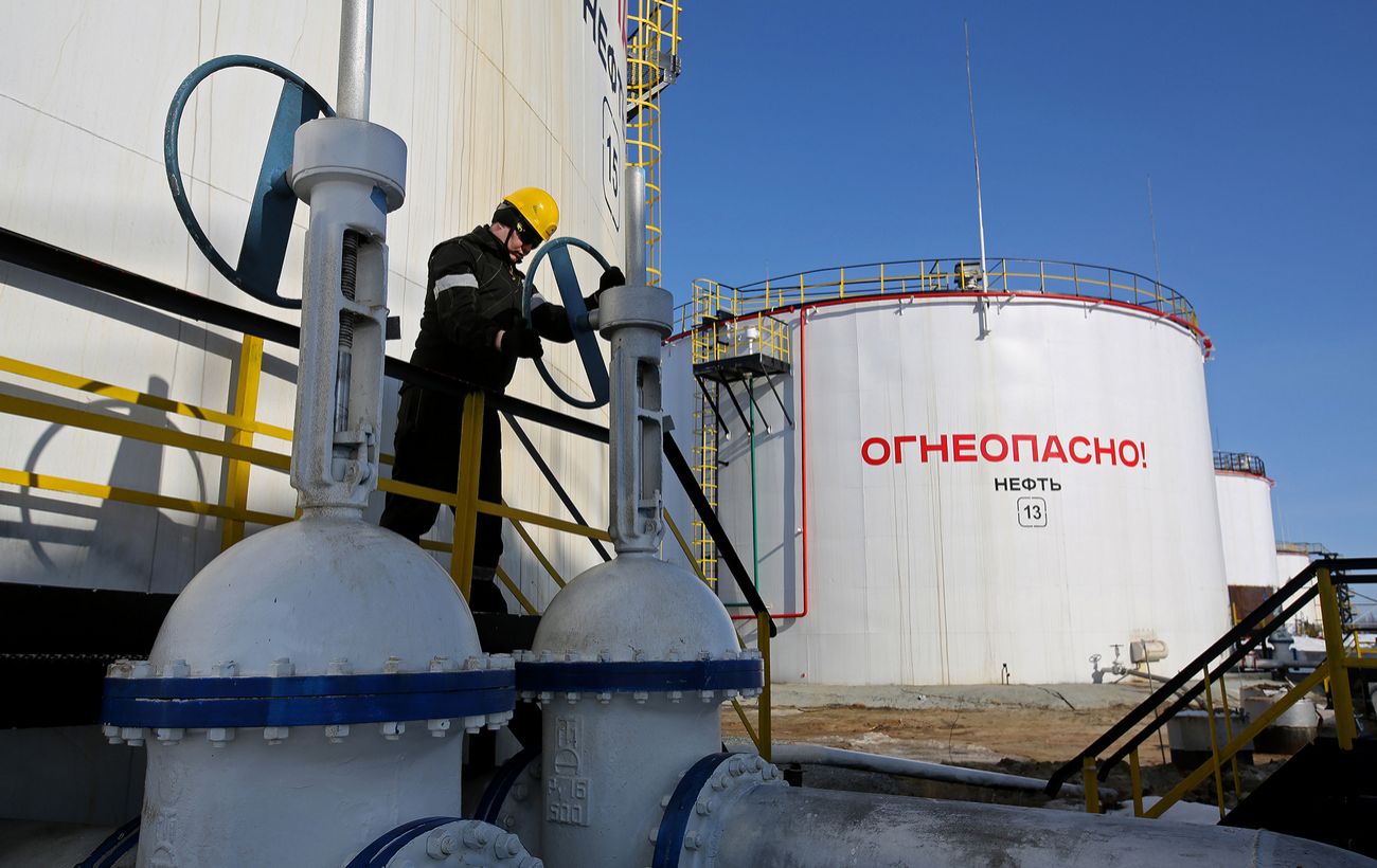 Доходи Росії від експорту нафти впали до мінімуму з початку війни — Bloomberg