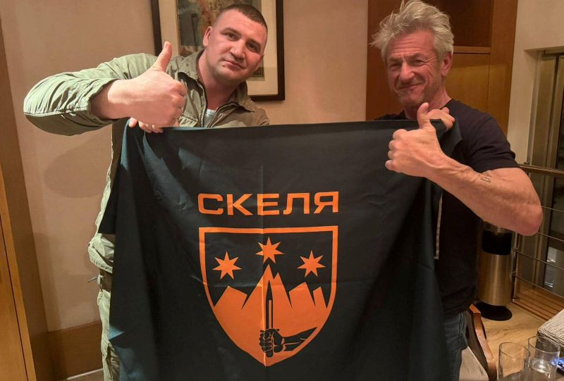 Шон Пенн відвідав українських військових у зоні бойових дій та з’явився у футболці 425 полку «Скеля»