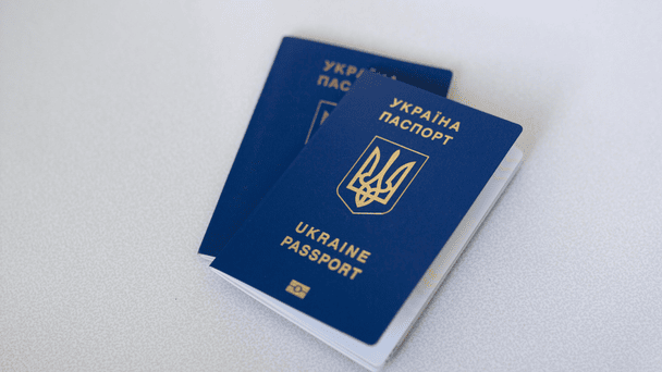 Чи обов’язково міняти паспорт-книжечку на ID-картку: що потрібно знати українцям