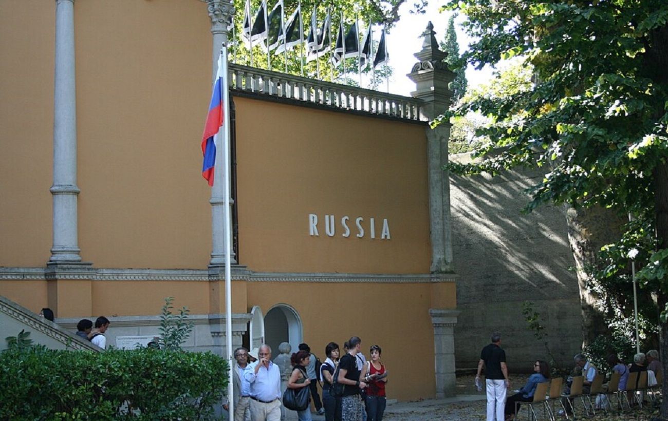 Єврокомісія пригрозила припинити фінансування Венеційської бієнале через повернення РФ