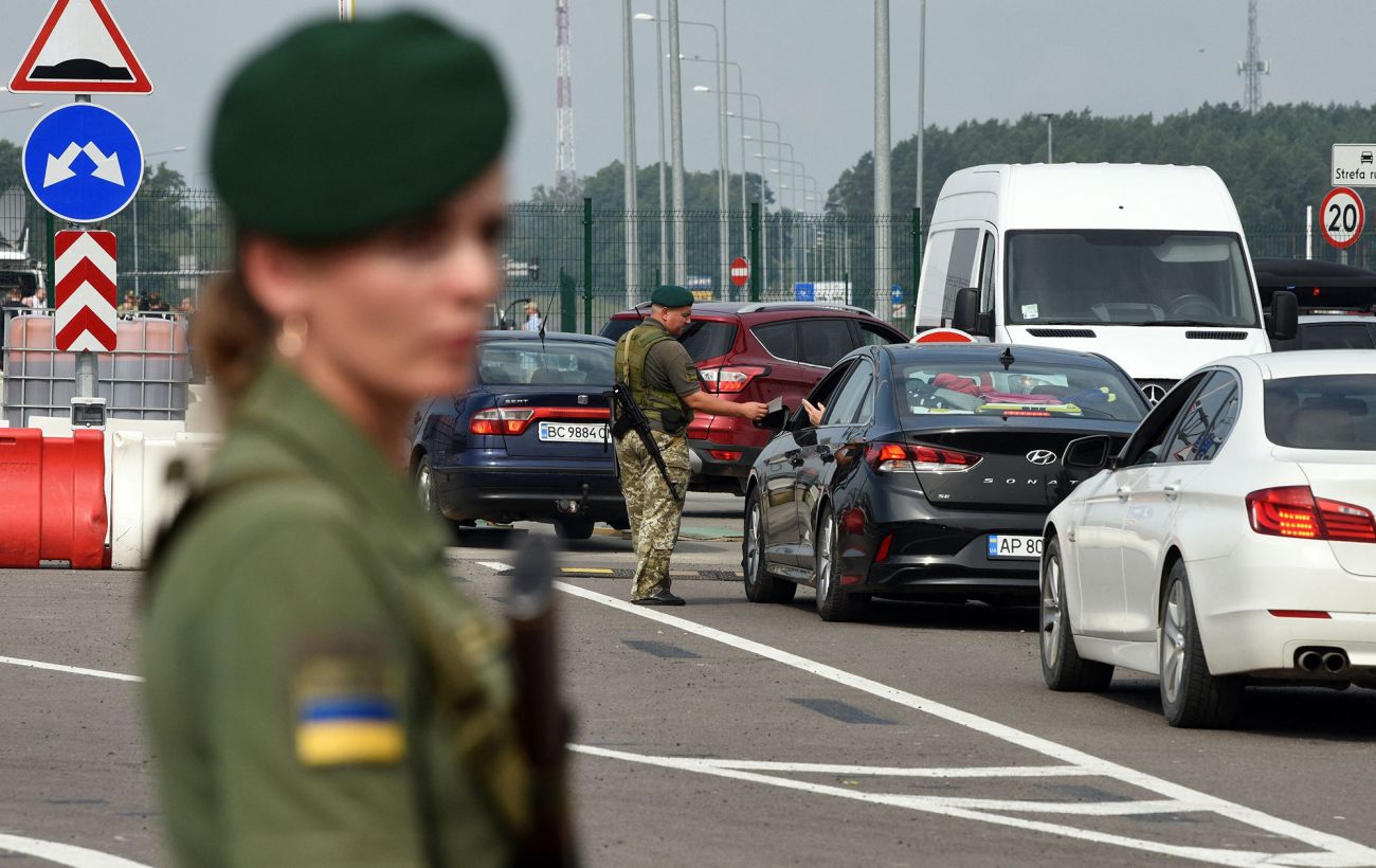 Виїзд жінок за кордон: кого можуть не випустити та як працює перевірка
