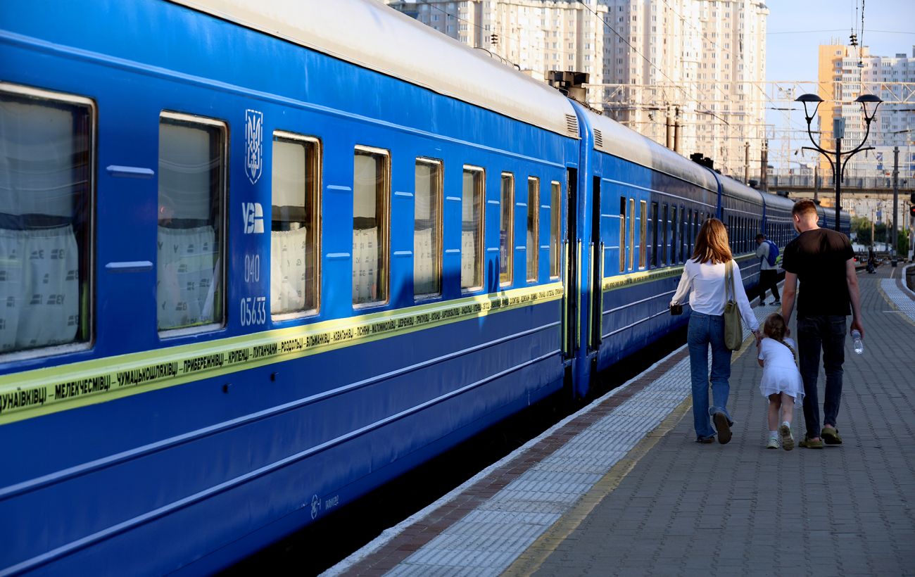 Частину поїздів «Укрзалізниці» скасували після обстрілів: що потрібно знати