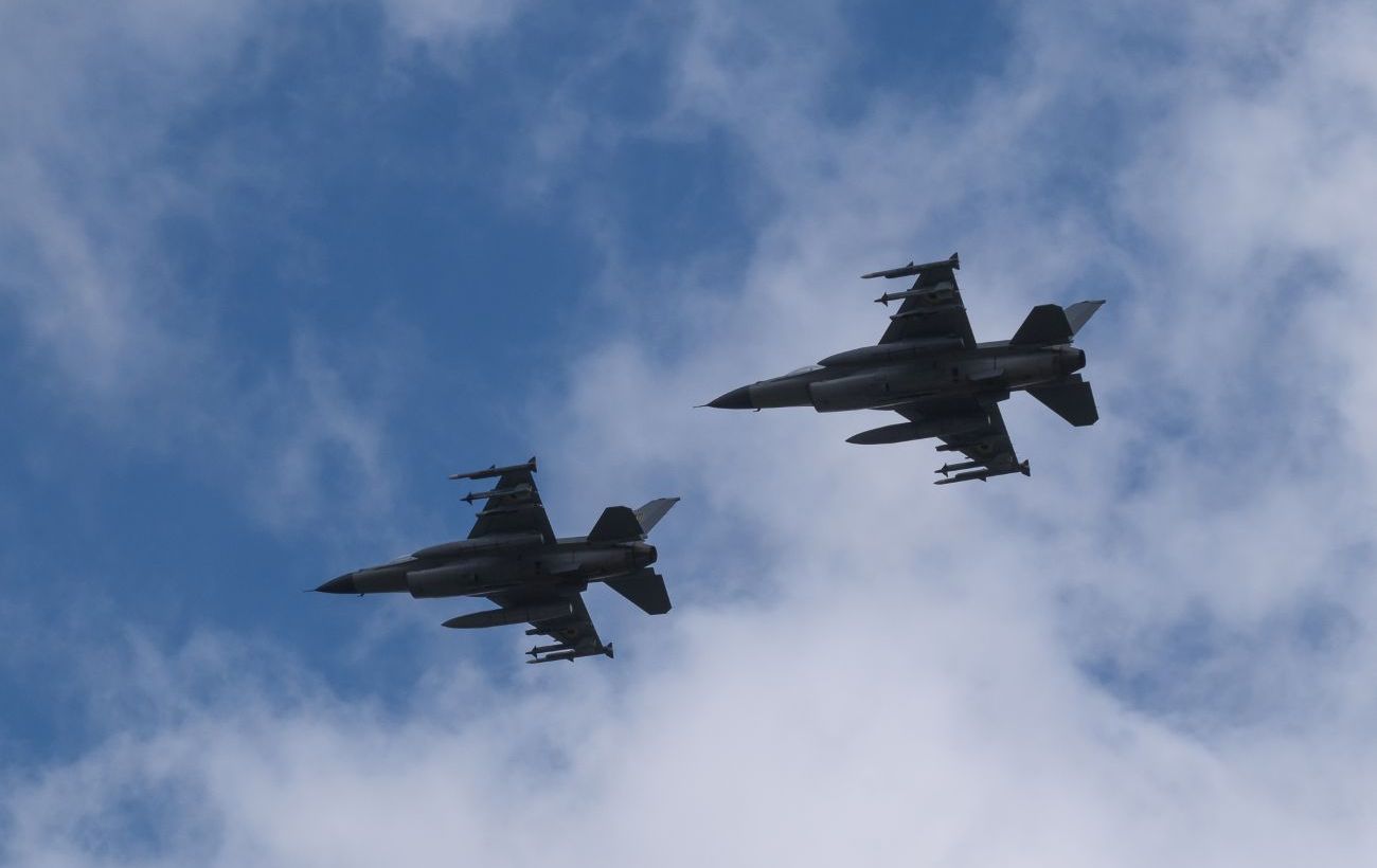 Українські F-16 три тижні тримали небо без ракет США, — Reuters.