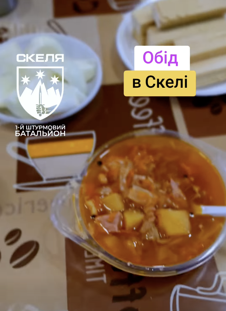 Як харчуються бійці «Скелі»: військові показали обід у солдатській їдальнія