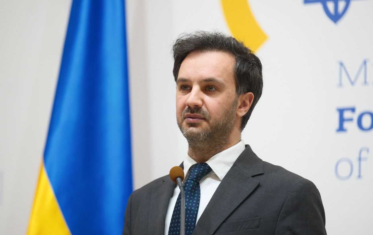 МЗС України висміяло заяви Сійярто щодо грошей Ощадбанку: «На злодієві шапка горить»