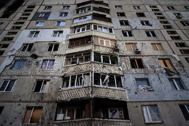 Атака російського дрону на житловий будинок у Херсоні: поранені двоє людей