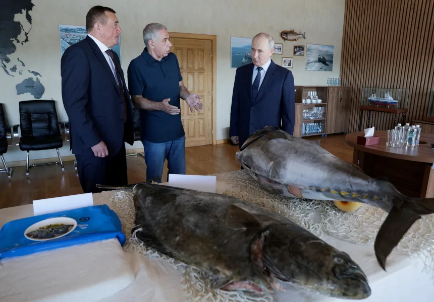 Банзай! Путін вперше приїхав на спірні Курили: Японія вибухнула протестом