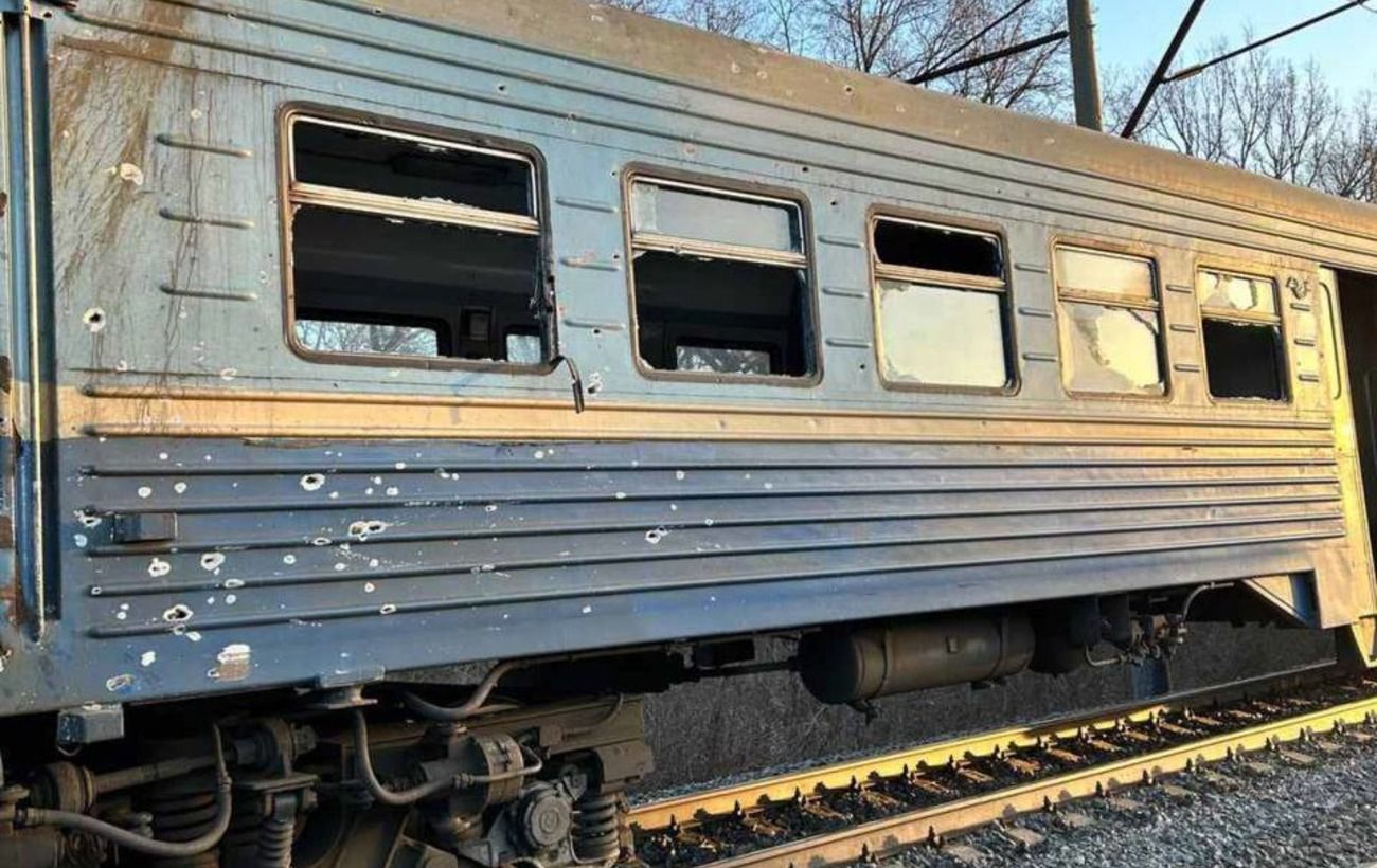 Росіяни атакували приміський поїзд на Харківщині: чи є постраждалі серед пасажирів