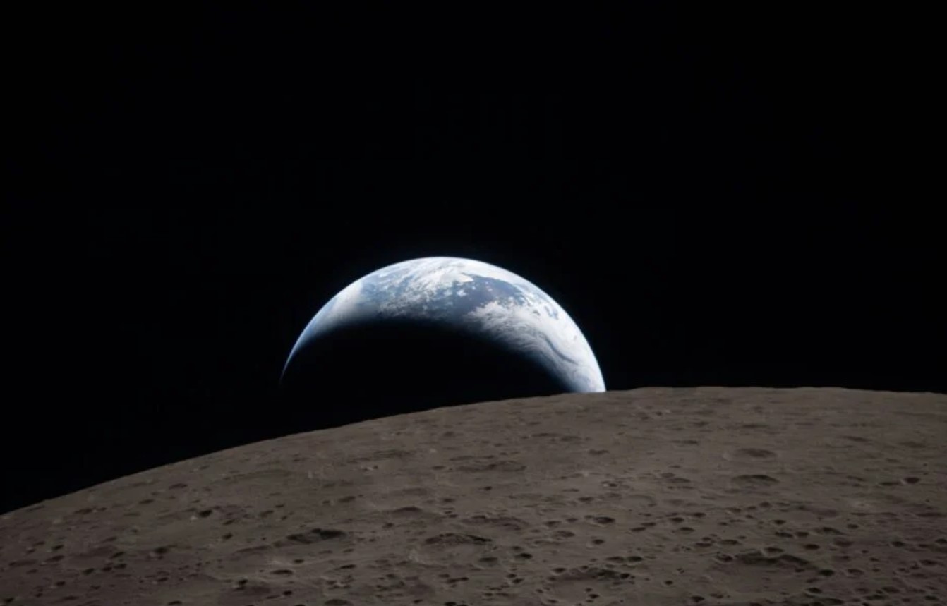 Земля «заходить» за Місяць: відео з місії Artemis-2 стало вірусним