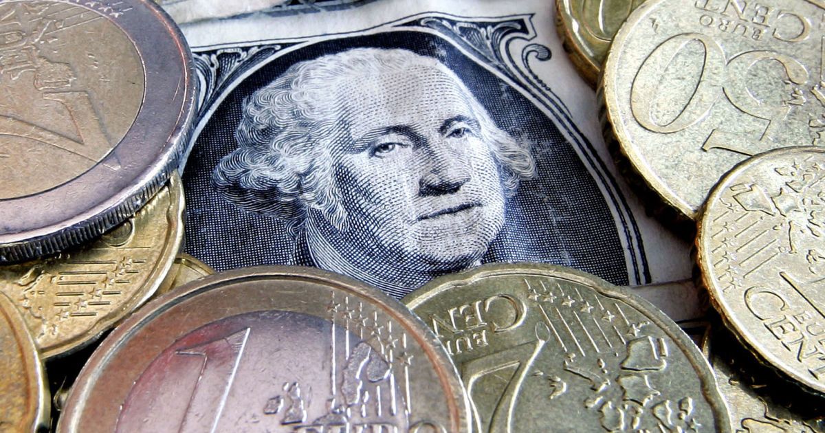 Долар рветься до 45 грн: Тарас Лєсовий назвав курс валют наприкінці липня