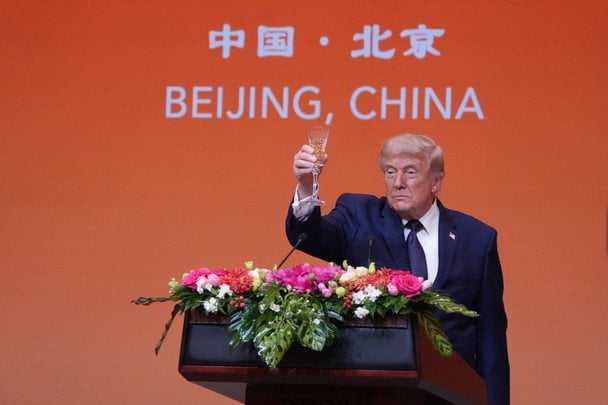 Дивні моменти з бенкету у Пекіні: Трамп зазирнув до записника Сі Цзіньпіна