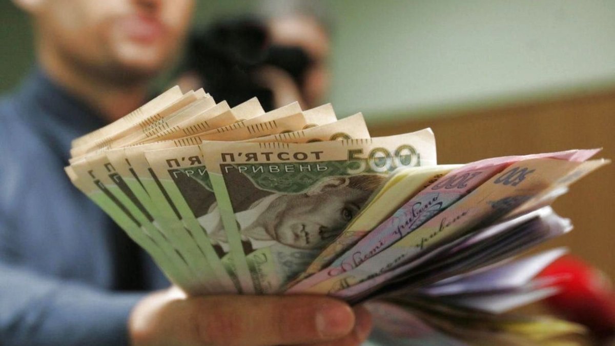 Середня зарплата в Україні зросла до 28 321 грн: де платять найбільше і найменше