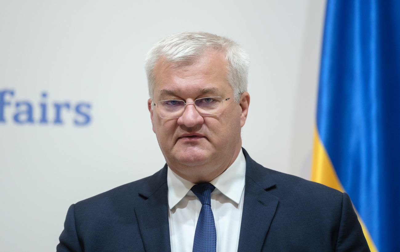 Україна погрожує санкціями Угорщині через затримання інкасаторів Ощадбанку