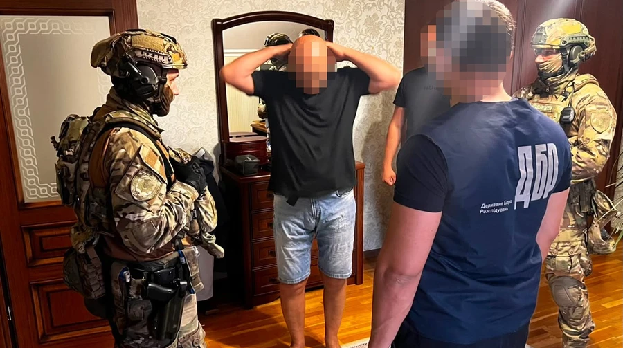 Екскерівників Мукачівського ТЦК затримали: 1577 чоловіків незаконно «списали», справи знищували, а «послуга» коштувала до $20 тисяч