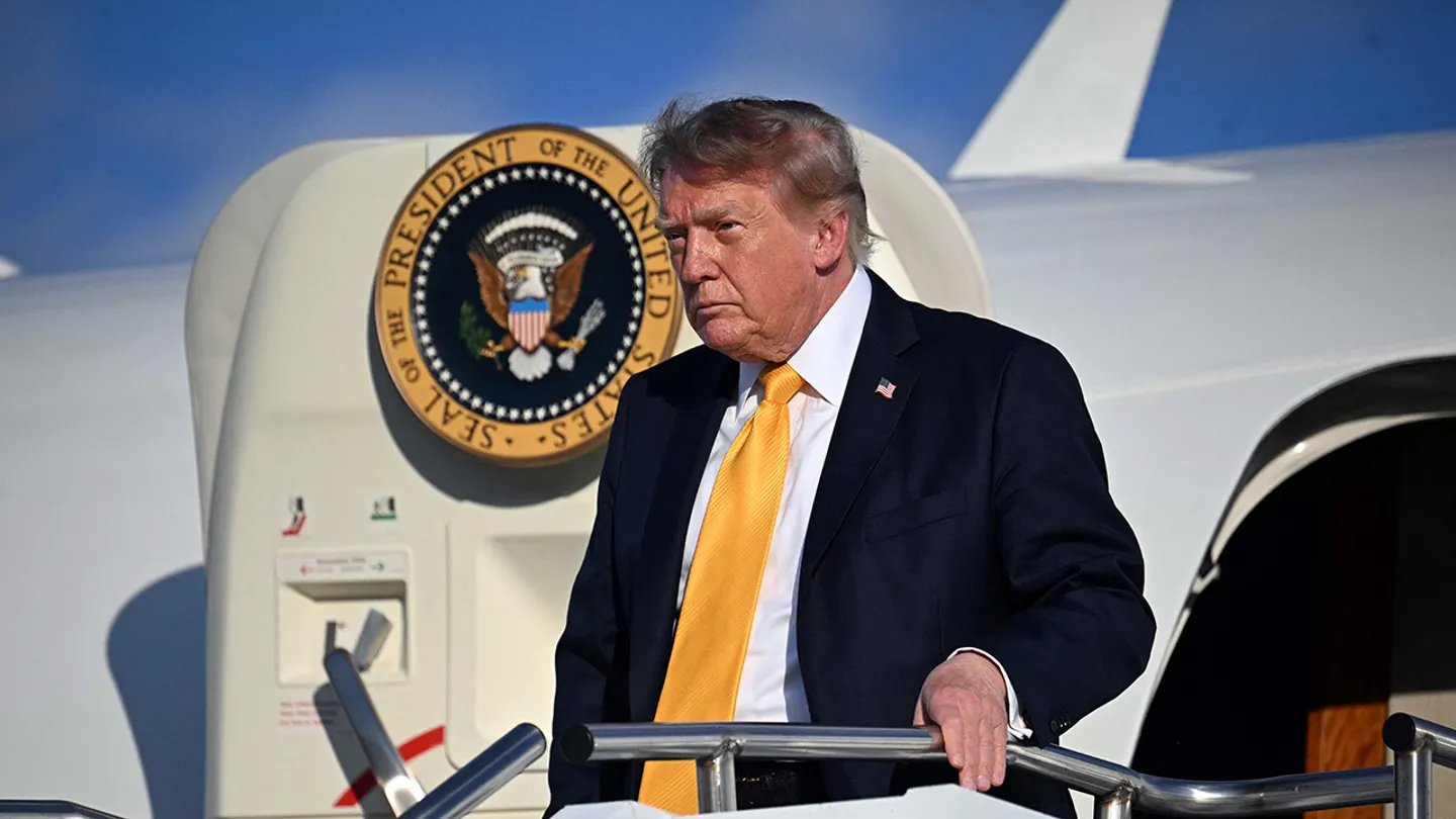 Фото! Дональд Трамп раптово став брюнетом: новий колір волосся президента США підірвав соцмережі