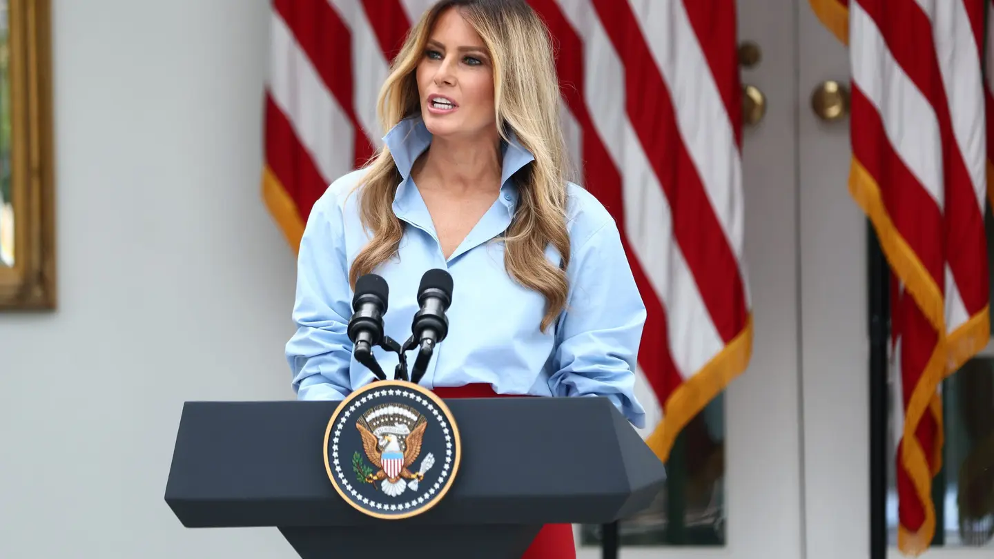 Фото! Меланія Трамп ефектно повернулася до Білого дому: «Я чула, ви за мною сумували»