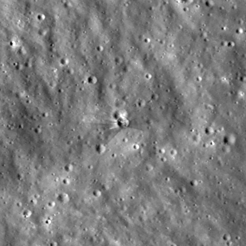 Фото! NASA показало слід удару ракети SpaceX об Місяць на швидкості 8700 км/год