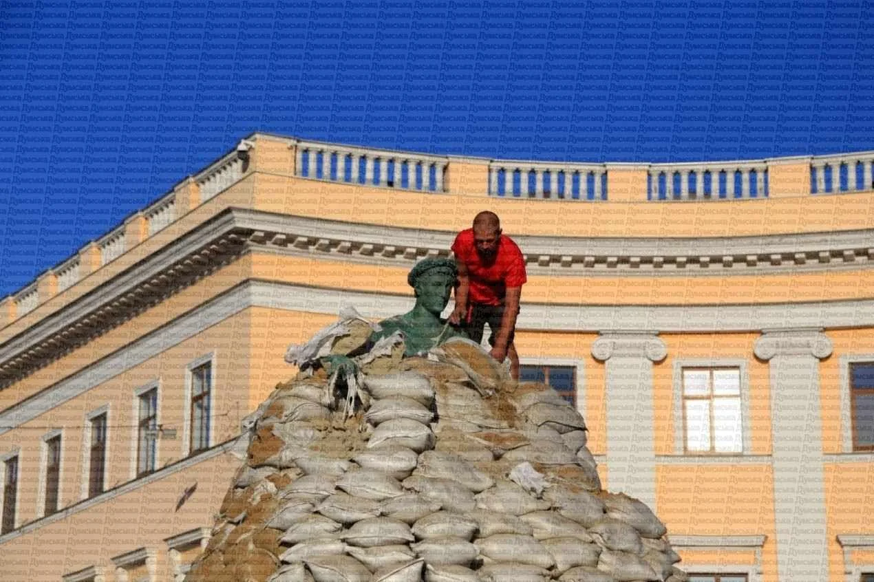ФОТО! В Одесі вперше з 2022 року прибирають мішки з Дюка: постамент почав тріскатися