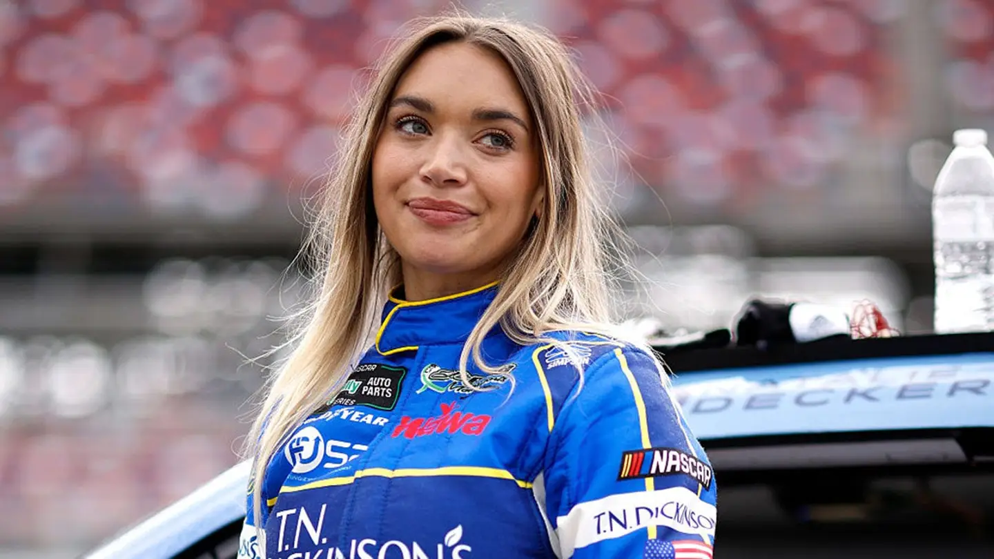 Фото! Зірка NASCAR Наталі Декер влаштувала вечірку біля басейну перед Дайтоною: мережа вибухнула