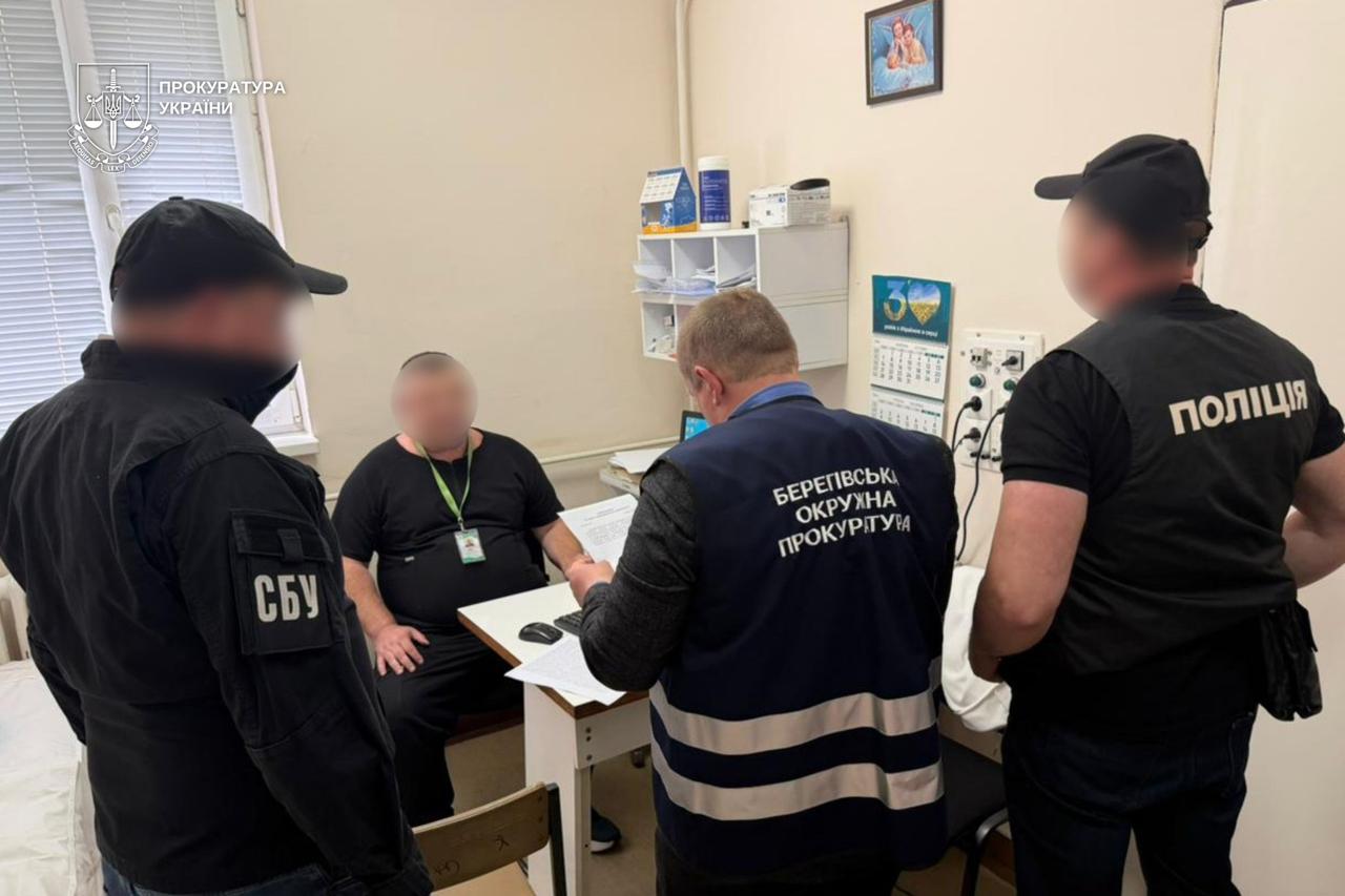 Камінь із чужої нирки та $400: на Закарпатті викрили схему для ухилення