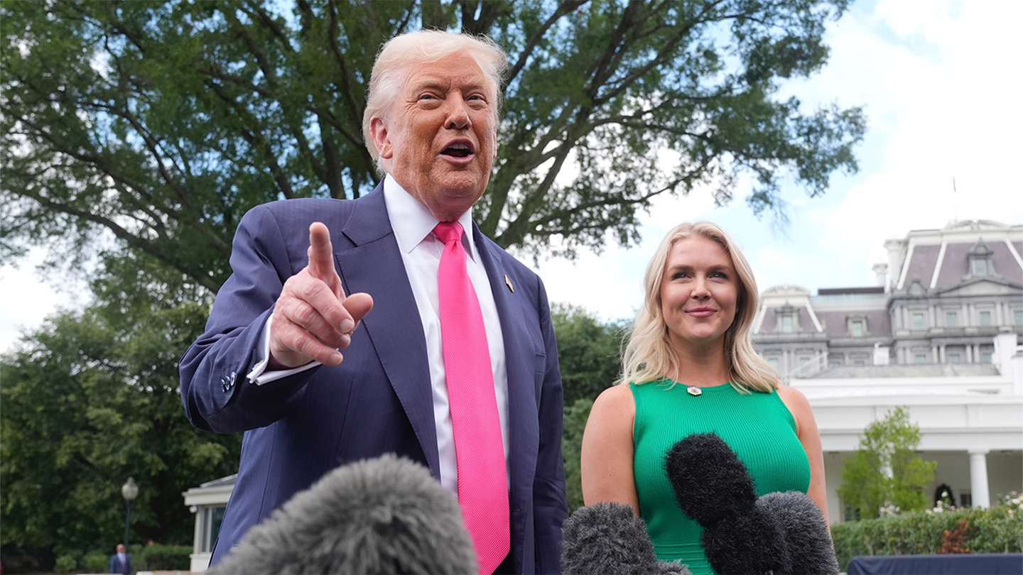 Керолайн Левітт йде за 2 тижні: у Трампа терміново шукають нового речника Білого дому. ФОТО