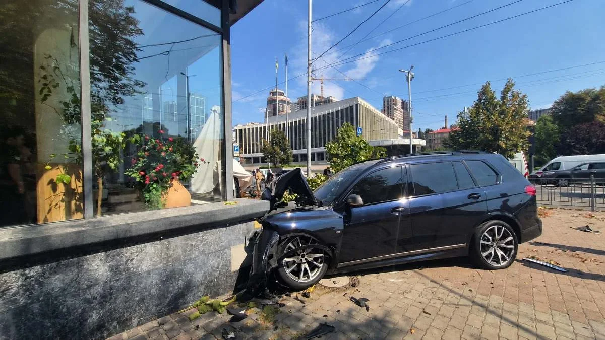 Кірюшка Островський знову потрапив у ДТП у Києві: BMW розбився на Великій Василькі. ФОТО!вській