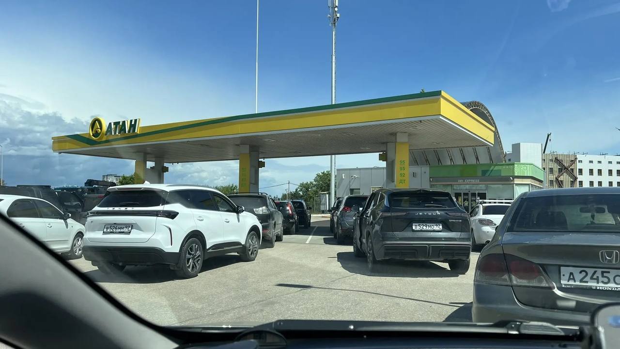 Крим стоїть у чергах за бензином: на АЗС вводять ліміти й талони