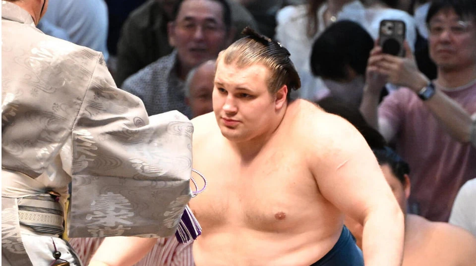 Неймовірно! Данило Аонішікі Явгусишин виграв 3-й Кубок Імператора у сумо після драматичного плейоф у Японії