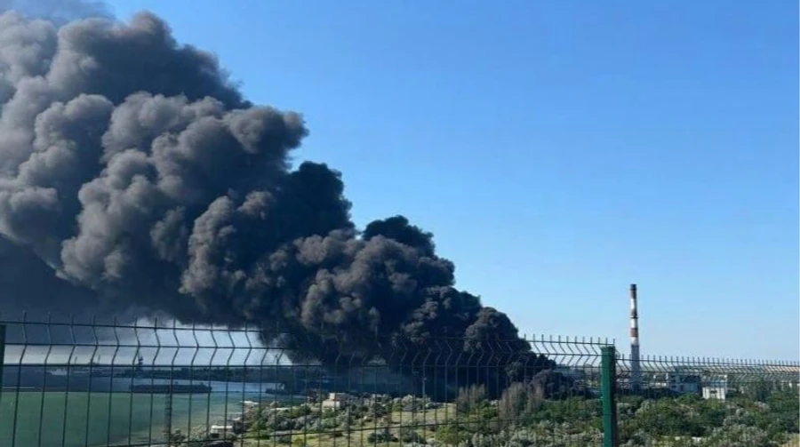 Ніч вибухів і пожеж у Криму: Керченський міст перекривали понад 5 годин