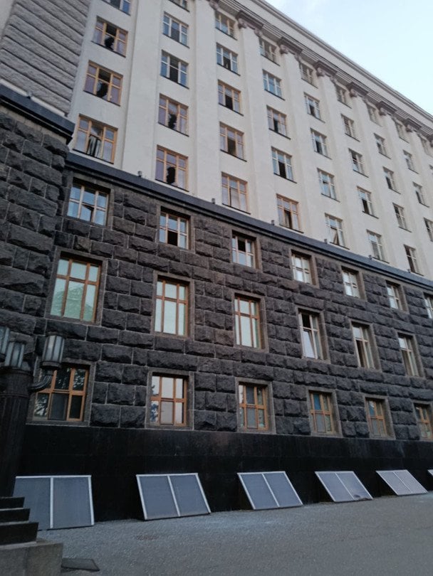 Огляд нічного обстрілу Києва: пошкодження будівлі уряду та загальна ситуація