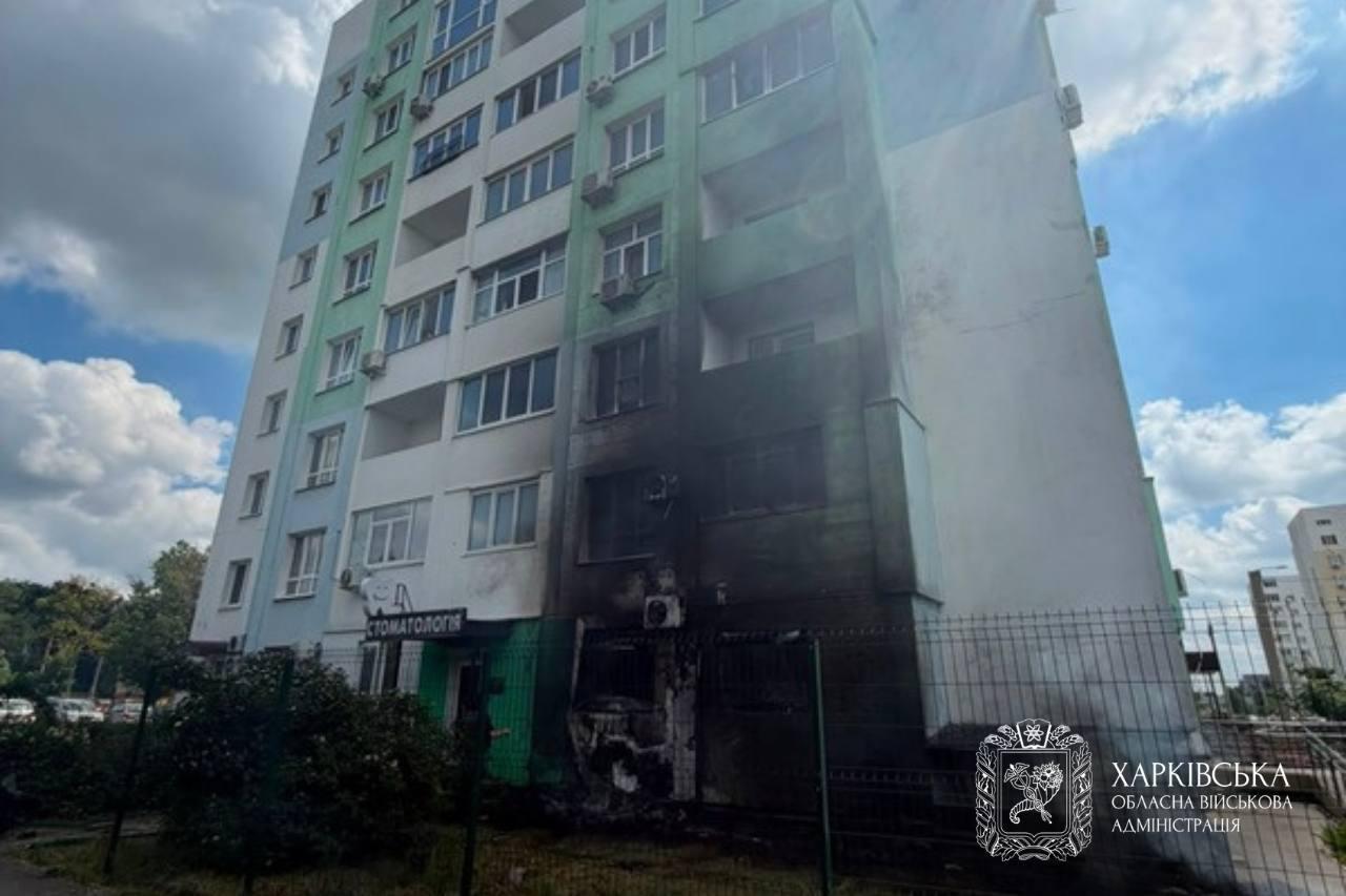 Палаючі поверхи та поранені: кадри удару по багатоповерхівці у Харкові