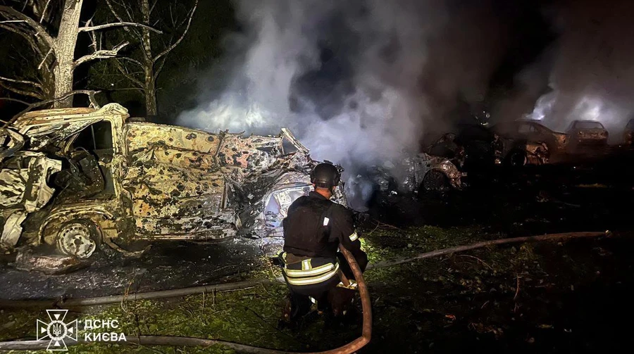 Після нічного удару по Києву спалахнули склади й автомобілі: ДСНС показала наслідки атаки