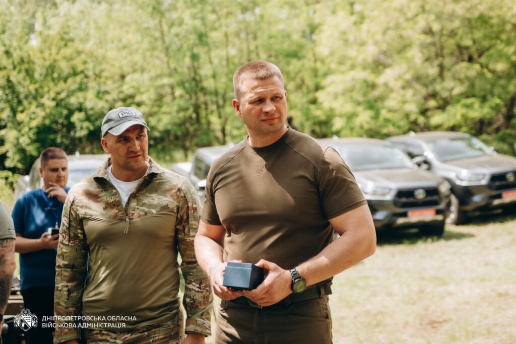 Полк «Скеля» отримав нову техніку: пікапи, роботи й понад 50 дронів