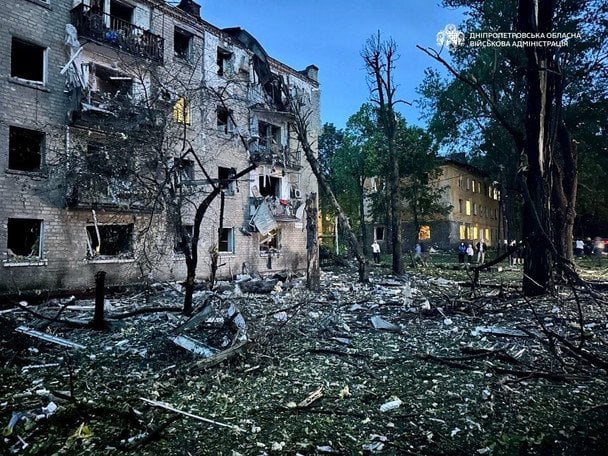 Ракетні удари по Дніпру: численні поранені та руйнування