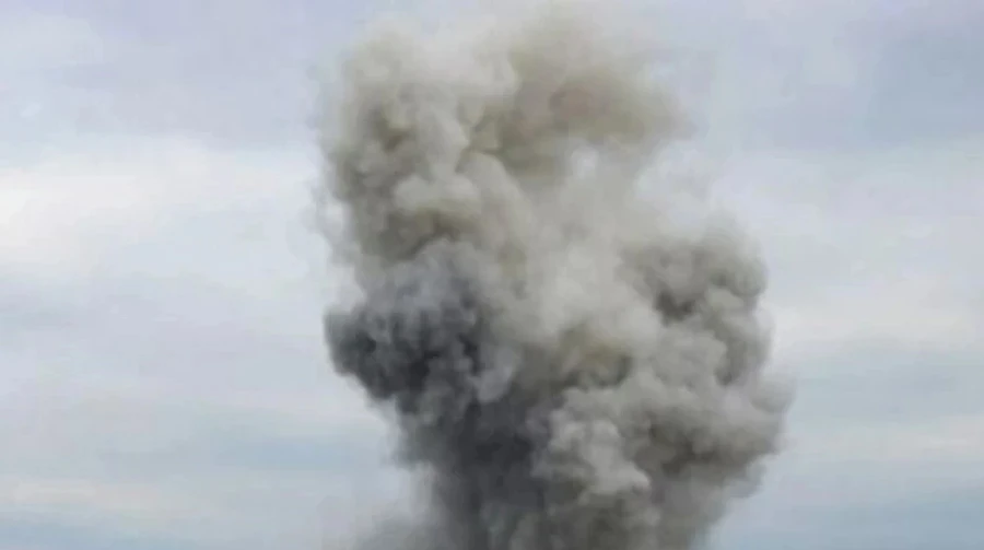 росія вдарила балістикою по Києву: у Голосіївському районі спалахнули склади, у Дарниці горіли авто
