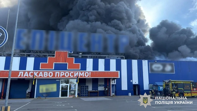 Росіяни атакували «Епіцентр» на Чернігівщині: торговий центр охопила масштабна пожежа