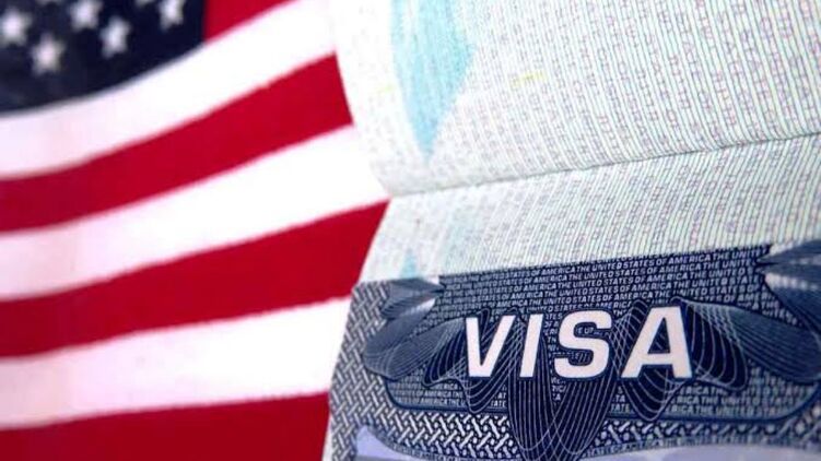 Шо трапилось? США зупинили запис на візи по всьому світу: співбесіди вже почали переносити