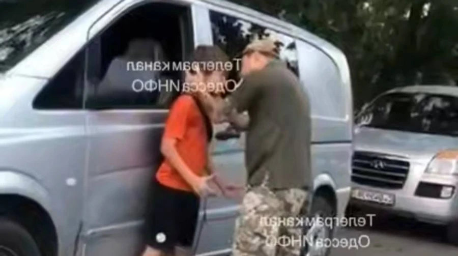 Шок! В Одесі чоловік у військовій формі вдарив підлітка: ТЦК почав перевірку