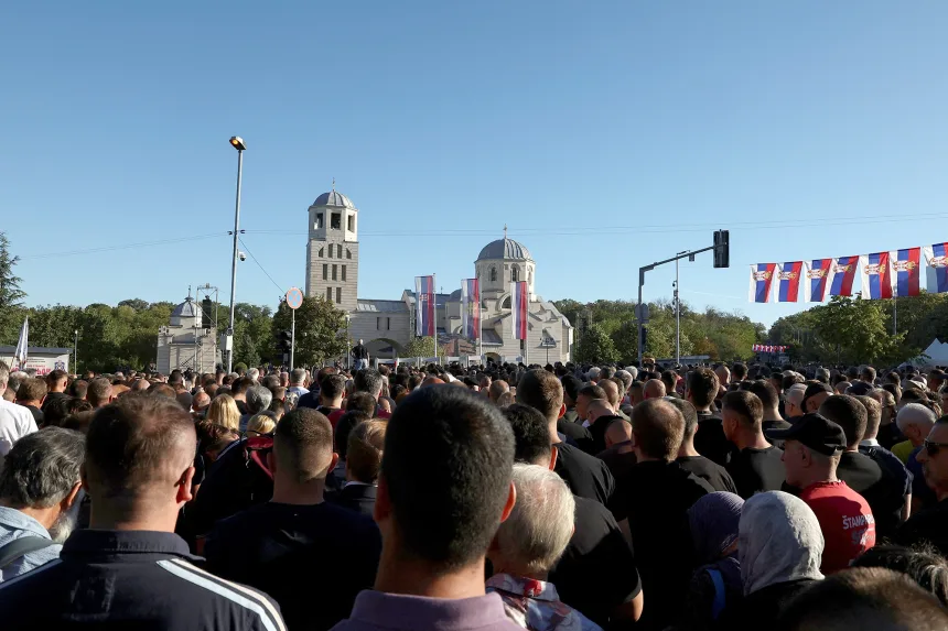 Скандал у Сербії! Ратко Младича поховали з почестями: тисячі людей прийшли попрощатися