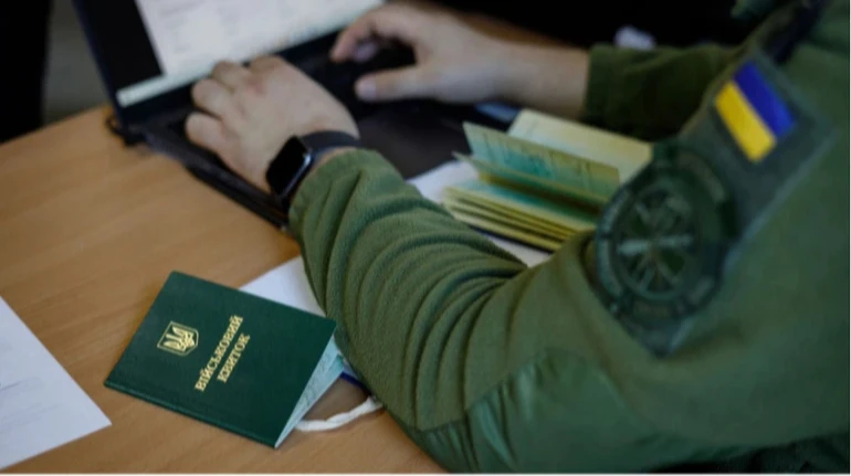Служитимуть усі! Кабмін зобов’язав Податкову передавати дані призовників: інформація автоматично потраплятиме до військового реєстру
