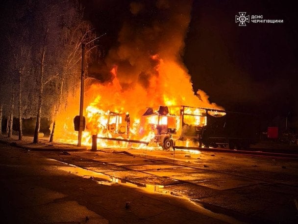 У Чернігівській області стався удар по підприємству: пожежа та один загиблий